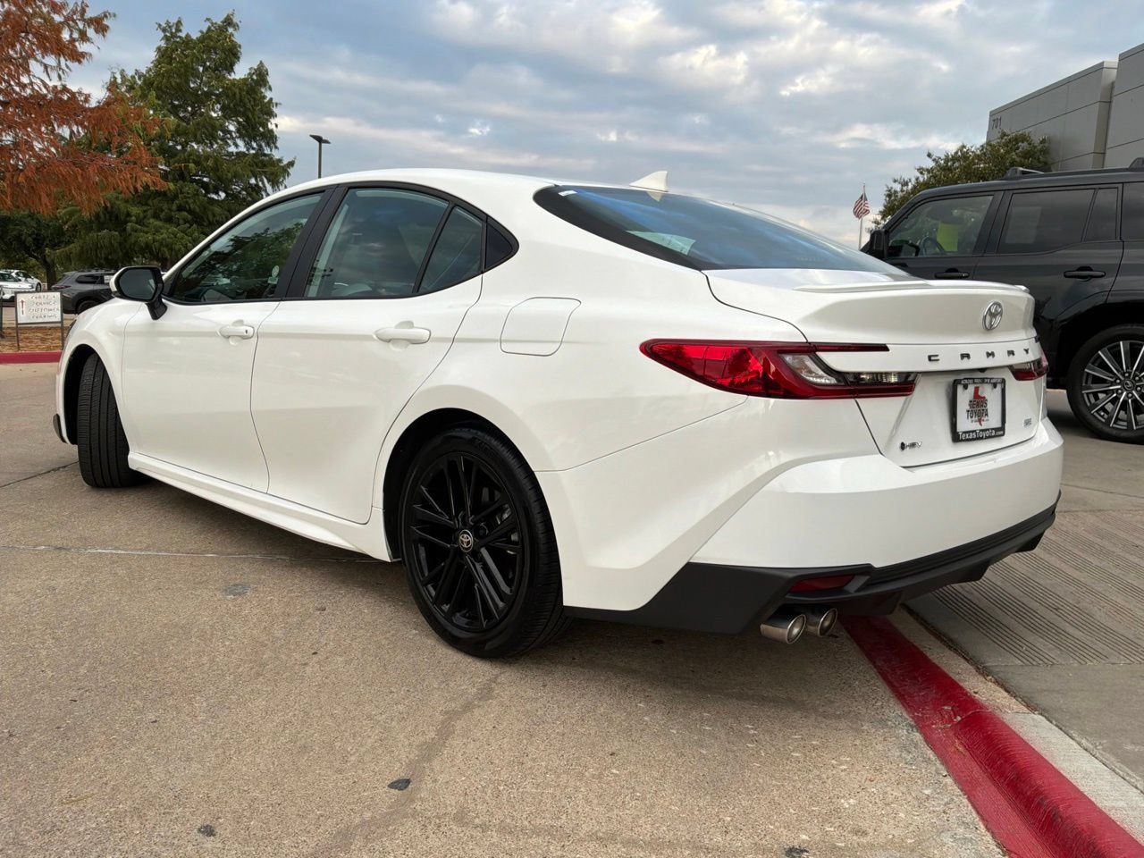 Used 2026 Toyota Camry SE FWD image 8