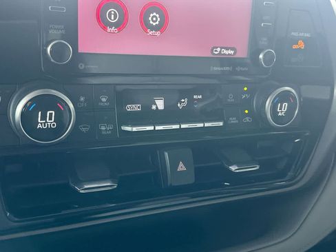 Used 2021 Toyota Highlander XLE FWD image 20