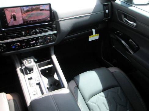 New 2026 Nissan Pathfinder Platinum image 13