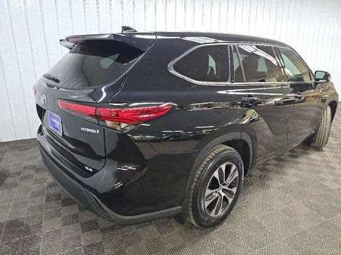Used 2022 Toyota Highlander XLE AWD/4WD image 10