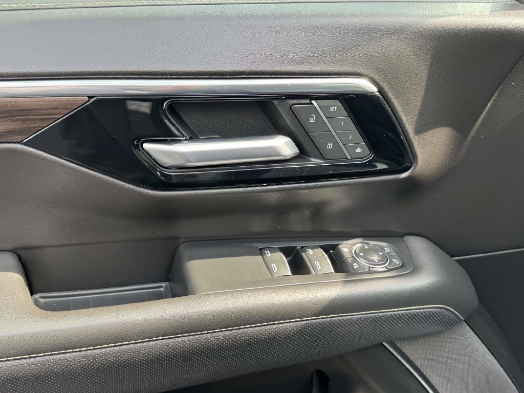 Used 2025 Chevrolet Suburban Premier AWD/4WD image 20