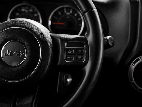 Used 2015 Jeep Wrangler Unlimited Rubicon w/ Connectivity Group AWD/4WD image 17