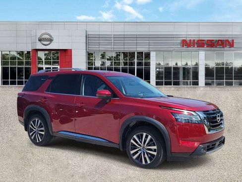 Certified 2022 Nissan Pathfinder Platinum w/ Cargo Package AWD/4WD image 2