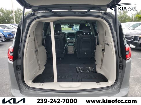 Used 2022 Chrysler Pacifica Limited FWD image 7
