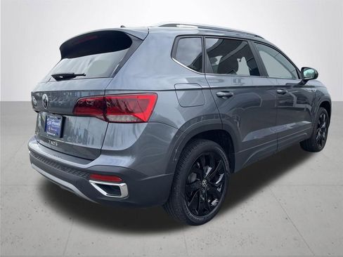 Used 2023 Volkswagen Taos SE w/ Panoramic Sunroof Package FWD image 5