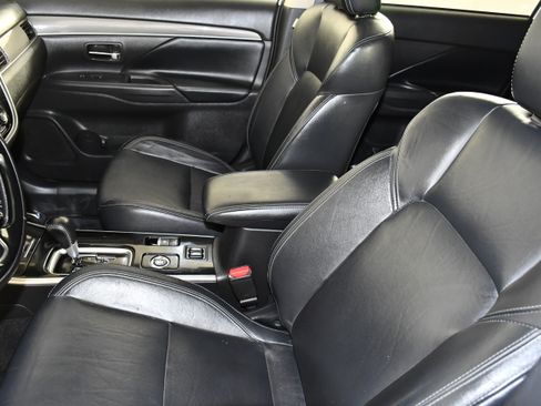 Used 2019 Mitsubishi Outlander SEL AWD/4WD image 37
