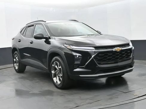 Used 2025 Chevrolet Trax LT w/ LT Convenience Package FWD image 2