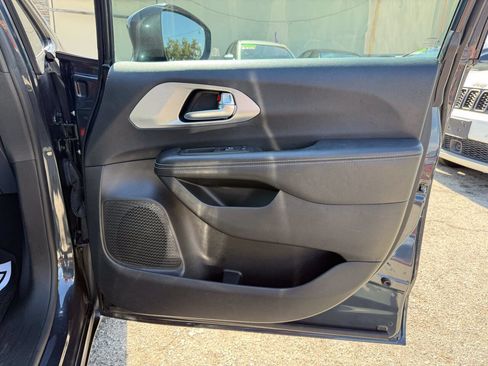 Used 2020 Chrysler Pacifica Touring-L AWD/4WD image 28