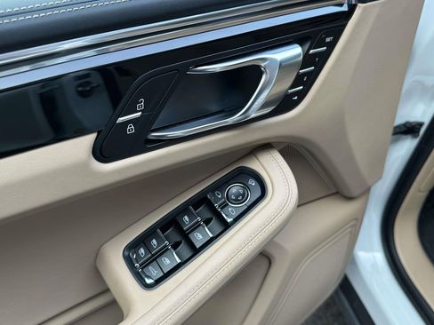 Certified 2025 Porsche Macan image 16