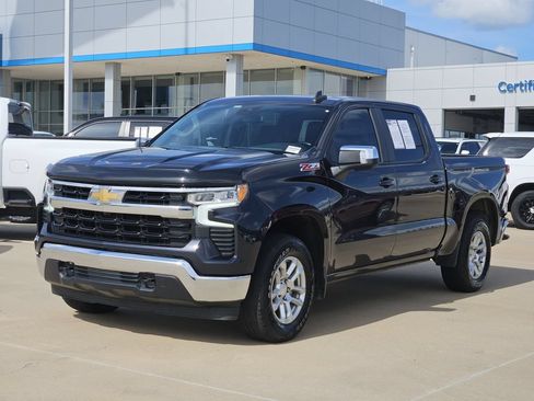 Used 2022 Chevrolet Silverado 1500 LT w/ Z71 Off-Road Package AWD/4WD image 3