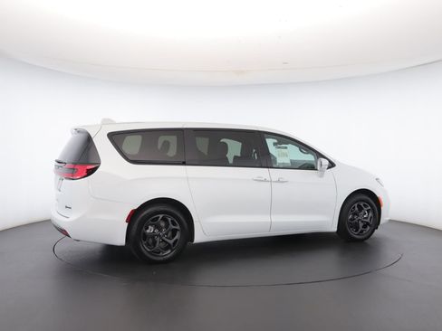 Used 2022 Chrysler Pacifica Touring-L w/ S Appearance Package image 37