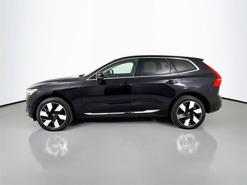 Used 2023 Volvo XC60 T8 Plus image 2