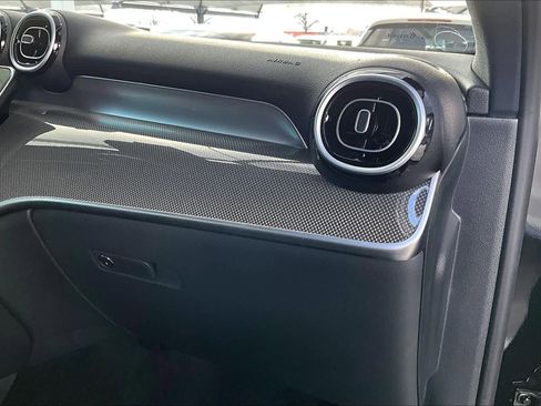 Used 2025 Mercedes-Benz GLC 300 image 18