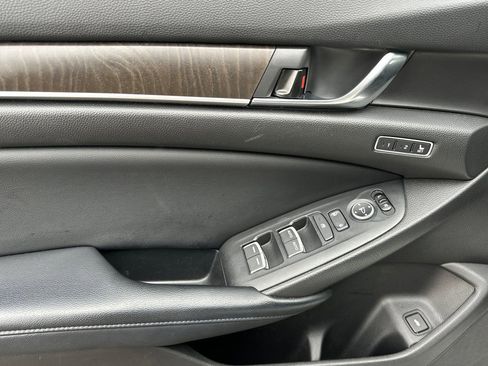 Used 2018 Honda Accord Touring image 10