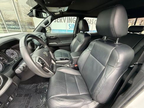 Used 2021 Toyota Tacoma TRD Sport w/ TRD Premium Sport Package image 8