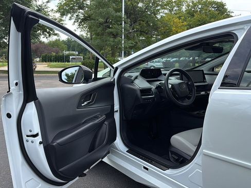 Used 2025 Toyota Prius XLE AWD/4WD image 2