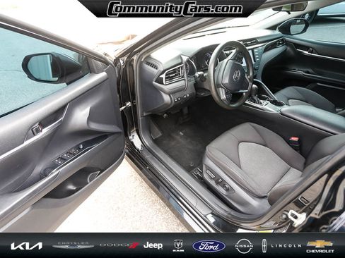 Used 2019 Toyota Camry LE image 11
