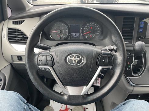 Used 2015 Toyota Sienna L image 22