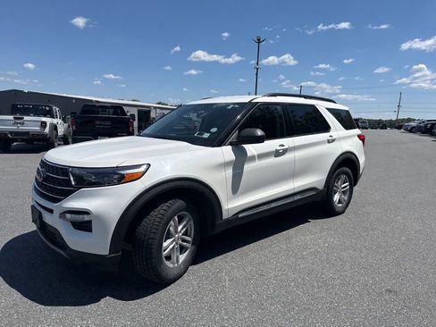 Used 2023 Ford Explorer XLT w/ Equipment Group 202A AWD/4WD image 3