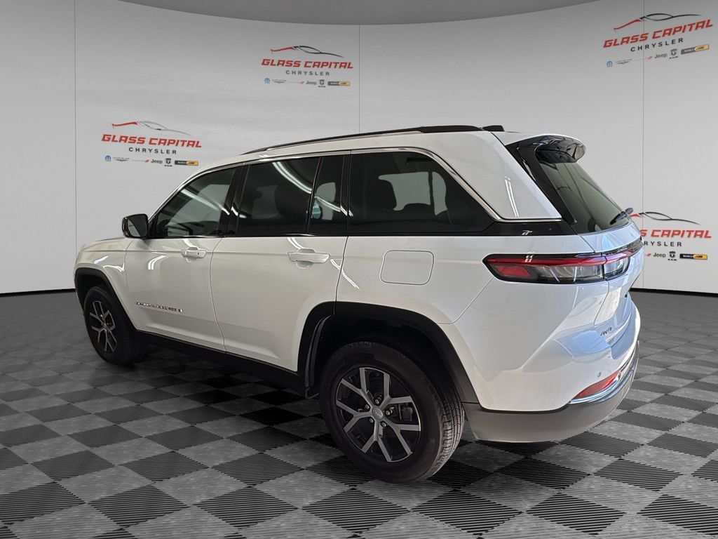Used 2023 Jeep Grand Cherokee Limited AWD/4WD image 5