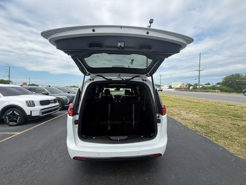 Used 2025 Chrysler Pacifica Limited FWD image 5