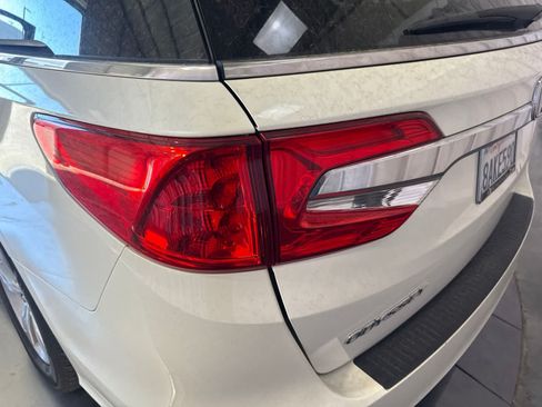 Used 2018 Honda Odyssey EX image 10