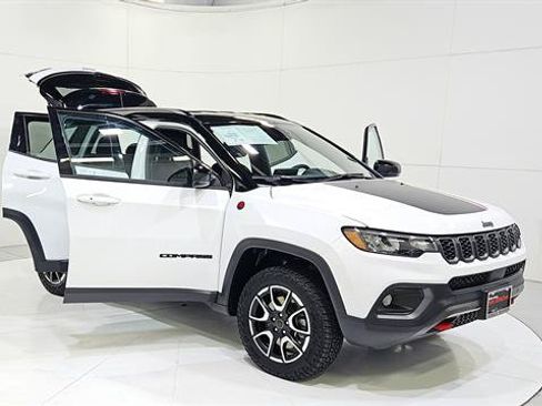 Used 2025 Jeep Compass Trailhawk AWD/4WD image 29