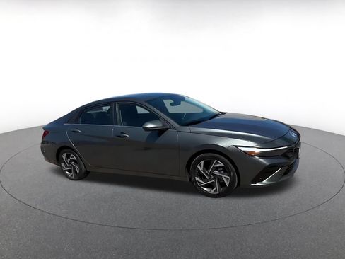 Used 2025 Hyundai Elantra SEL FWD image 2