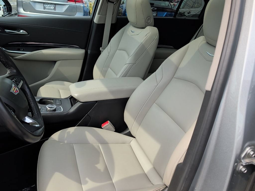 Used 2023 Cadillac XT4 Luxury w/ Cold Weather Package FWD image 11