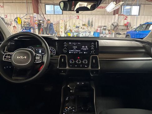 Used 2023 Kia Sorento LX AWD/4WD image 18