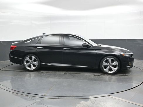Used 2018 Honda Accord Touring image 3