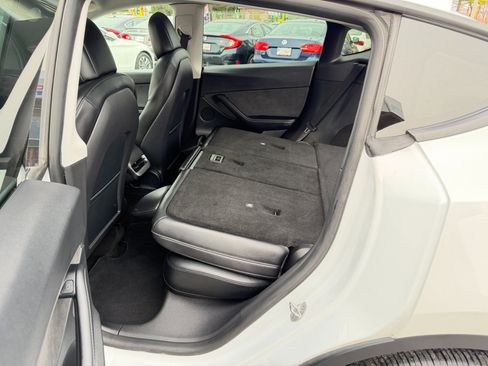 Used 2022 Tesla Model Y Long Range image 35