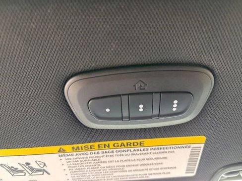 Used 2025 Chrysler Pacifica Select image 27