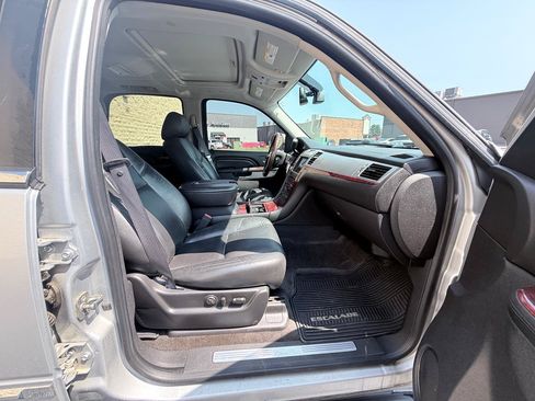 Used 2012 Cadillac Escalade Luxury AWD/4WD image 11