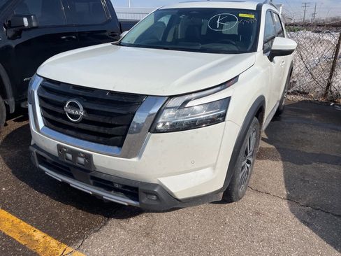 Used 2022 Nissan Pathfinder Platinum image 3