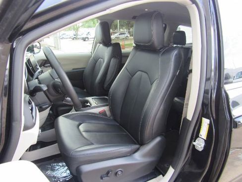 Used 2024 Chrysler Pacifica Touring-L image 6