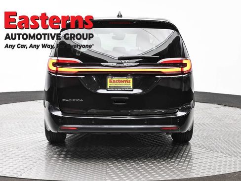 Used 2023 Chrysler Pacifica Touring-L FWD image 6
