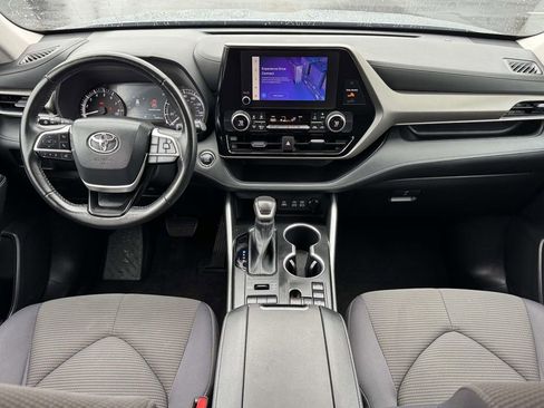 Used 2023 Toyota Highlander LE image 2