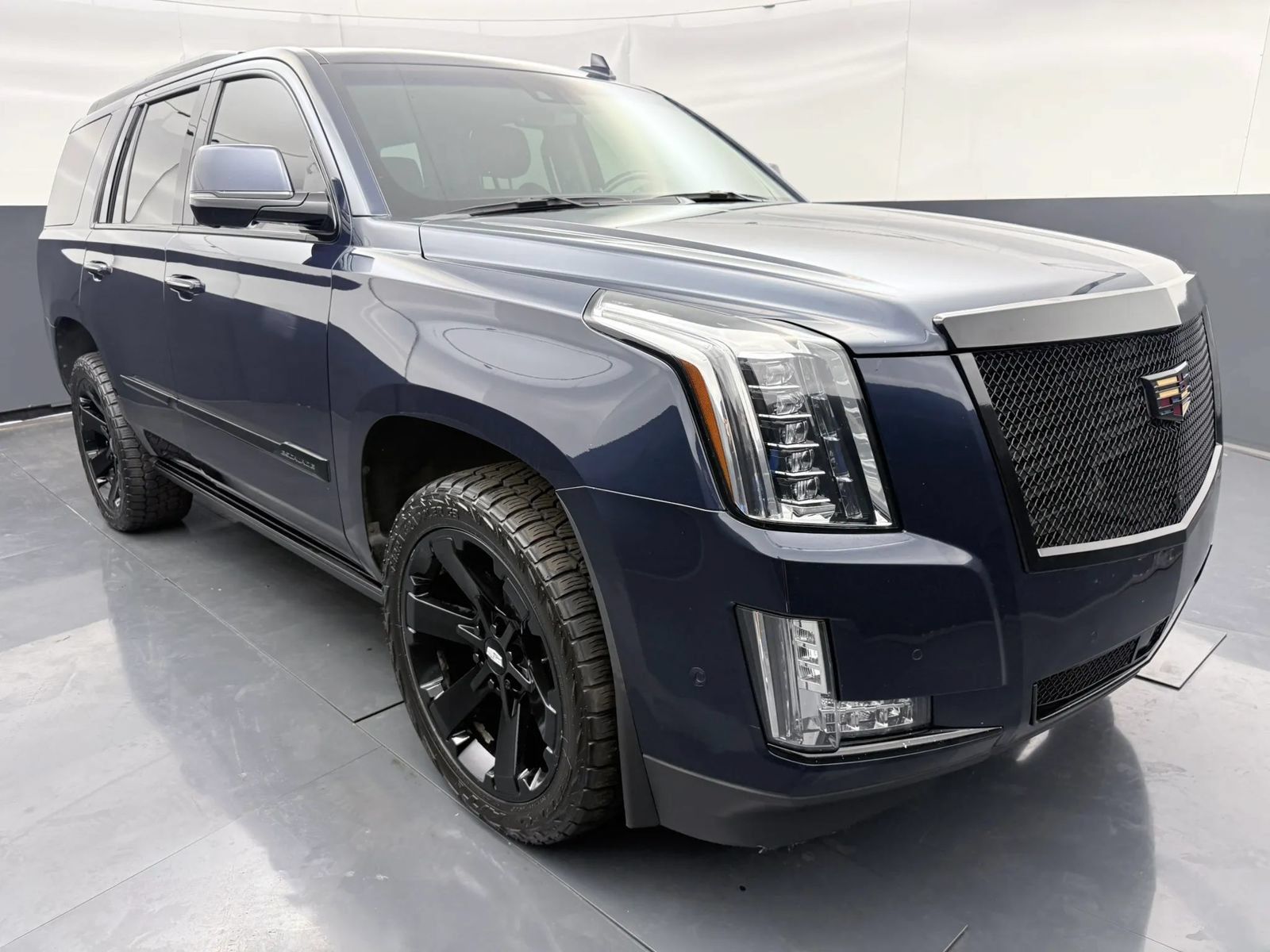 Used 2018 Cadillac Escalade Premium Luxury AWD/4WD image 1