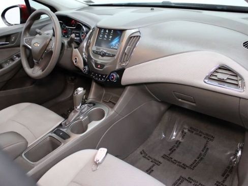 Used 2018 Chevrolet Cruze LT w/ Convenience Package FWD image 23