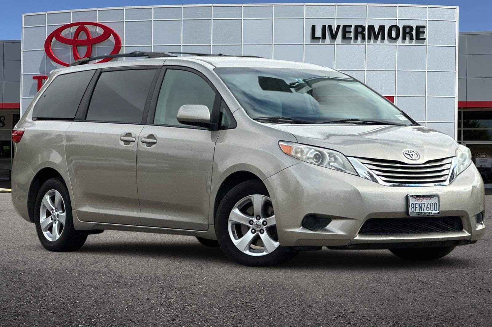 Used 2015 Toyota Sienna LE FWD image 2