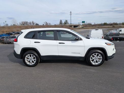 Used 2017 Jeep Cherokee Sport image 2