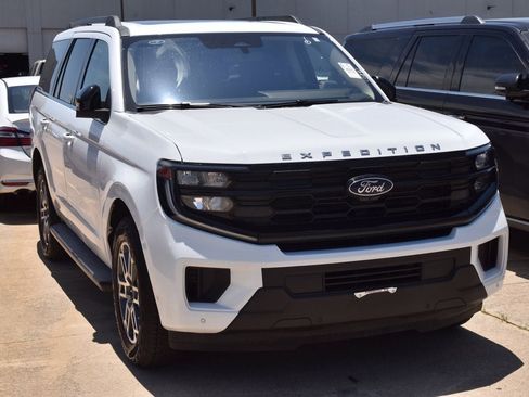 Certified 2025 Ford Expedition Active AWD/4WD image 4