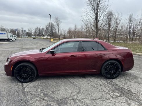 Used 2018 Chrysler 300 Touring w/ Sport Appearance Package image 8