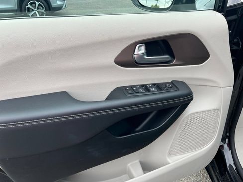 Used 2024 Chrysler Voyager LX FWD image 18