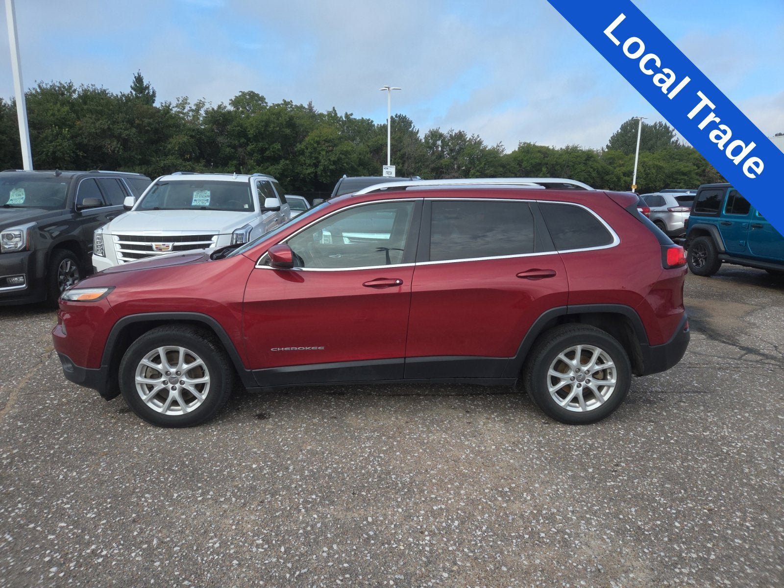 Used 2017 Jeep Cherokee Latitude w/ Safety/Convenience Group FWD image 2