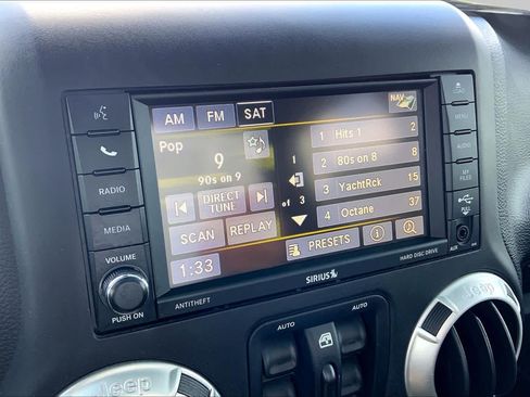 Used 2017 Jeep Wrangler Unlimited Rubicon w/ Connectivity Group AWD/4WD image 27