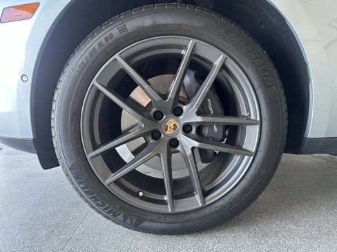 Used 2023 Porsche Macan Turbo image 40