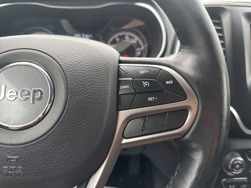Used 2019 Jeep Cherokee Latitude Plus w/ Cold Weather Group AWD/4WD image 17