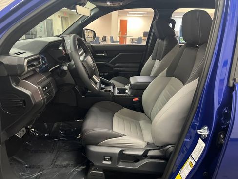 Used 2025 Toyota Tacoma TRD Sport image 9